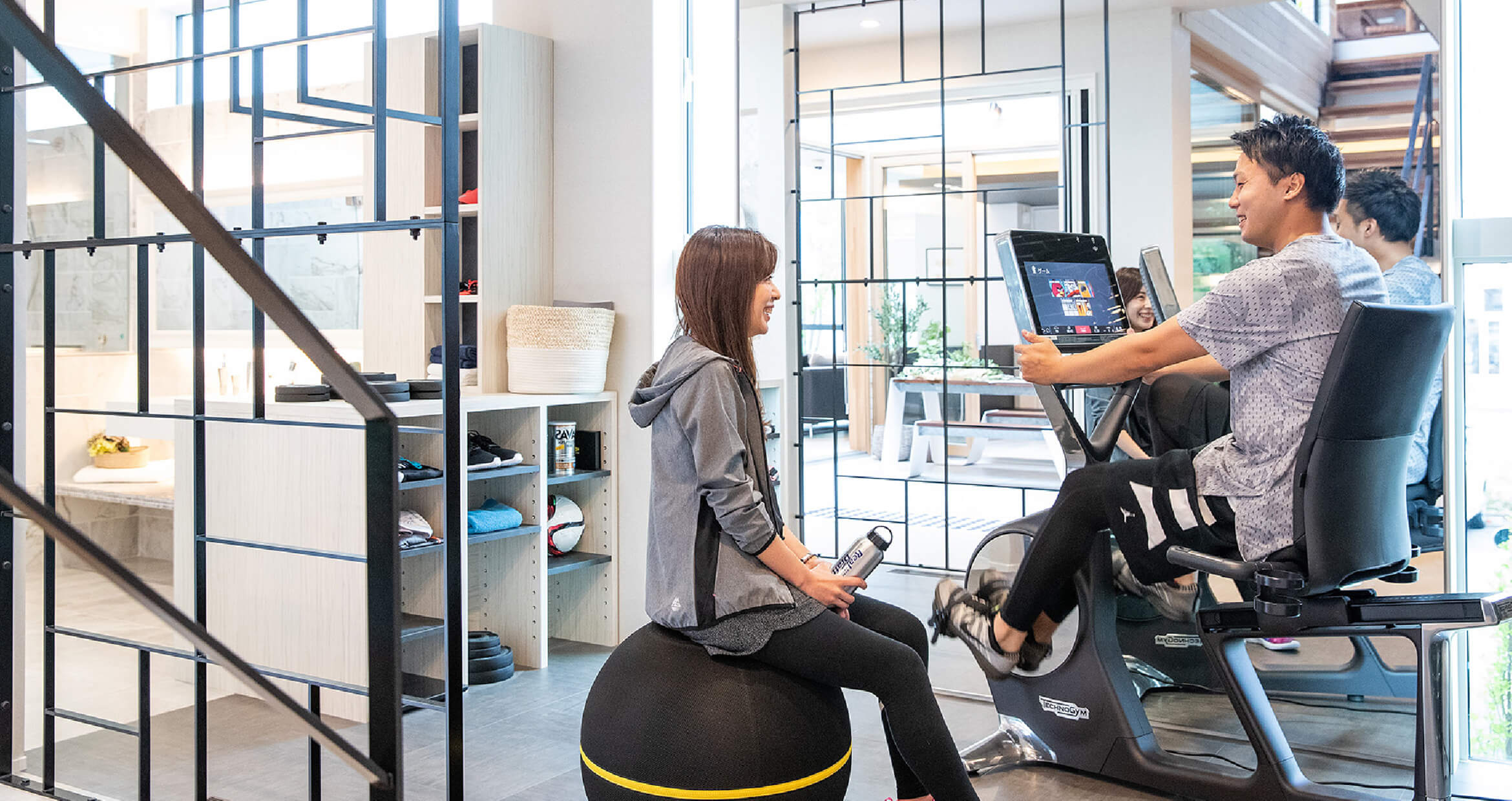 LIVING ROOM 地域との緩やかな繋がりを感じる、開放的空間